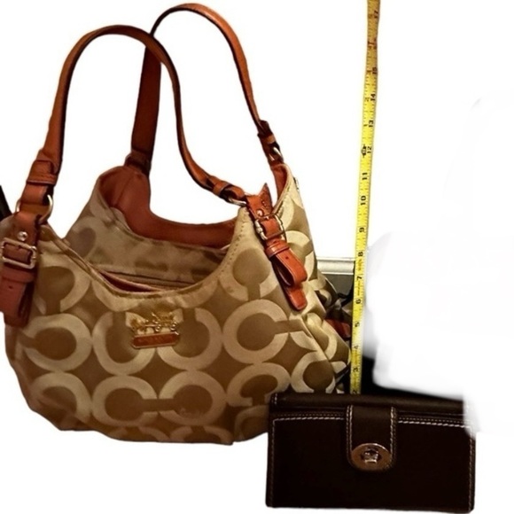 SOLD DO NOT BUY. Coach Bag. WALLET OS SOLD. Bag available on another listing - Picture 7 of 16